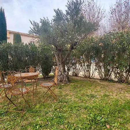 Prázdninový dům Mas De Cesar, Avec Jacuzzi Et Piscine